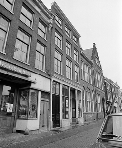 853746 Gezicht op de panden Oudegracht 267 -lager te Utrecht.